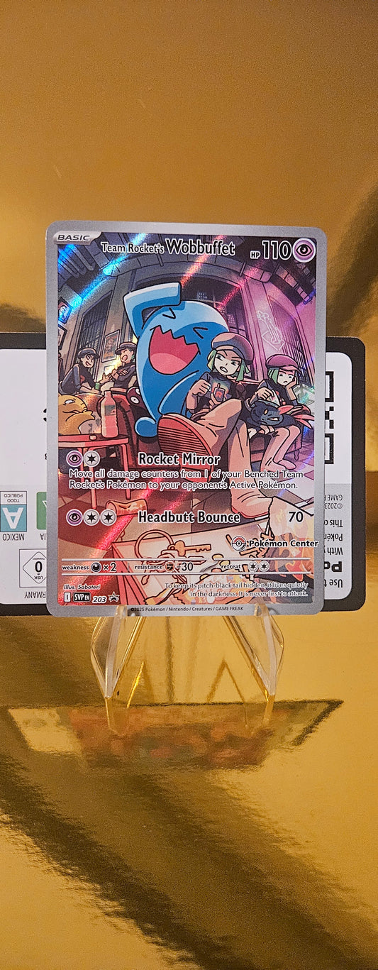 Pokémon Karte – Team Rocket’s Wobbuffet – SVP 203 – Pokémon Center Stamp Promo – Englisch